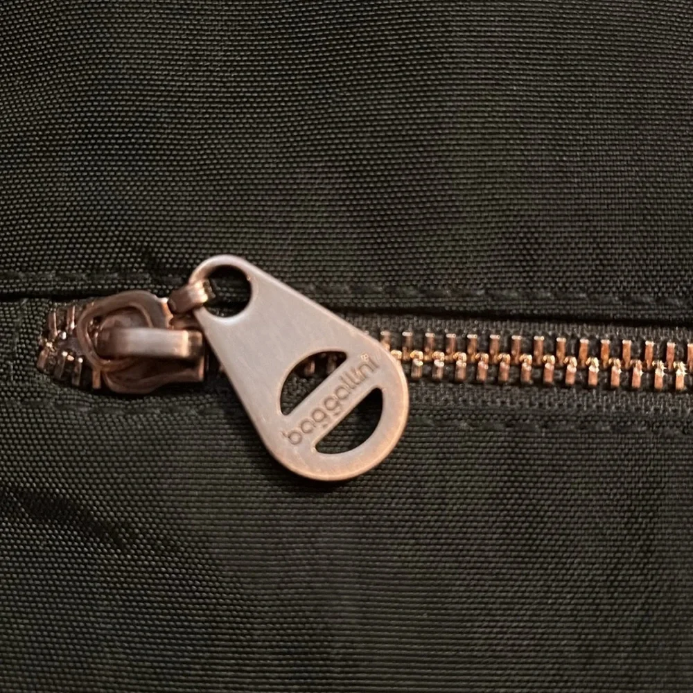 Baggallini crossbody purse olive green - Picture 3 of 11